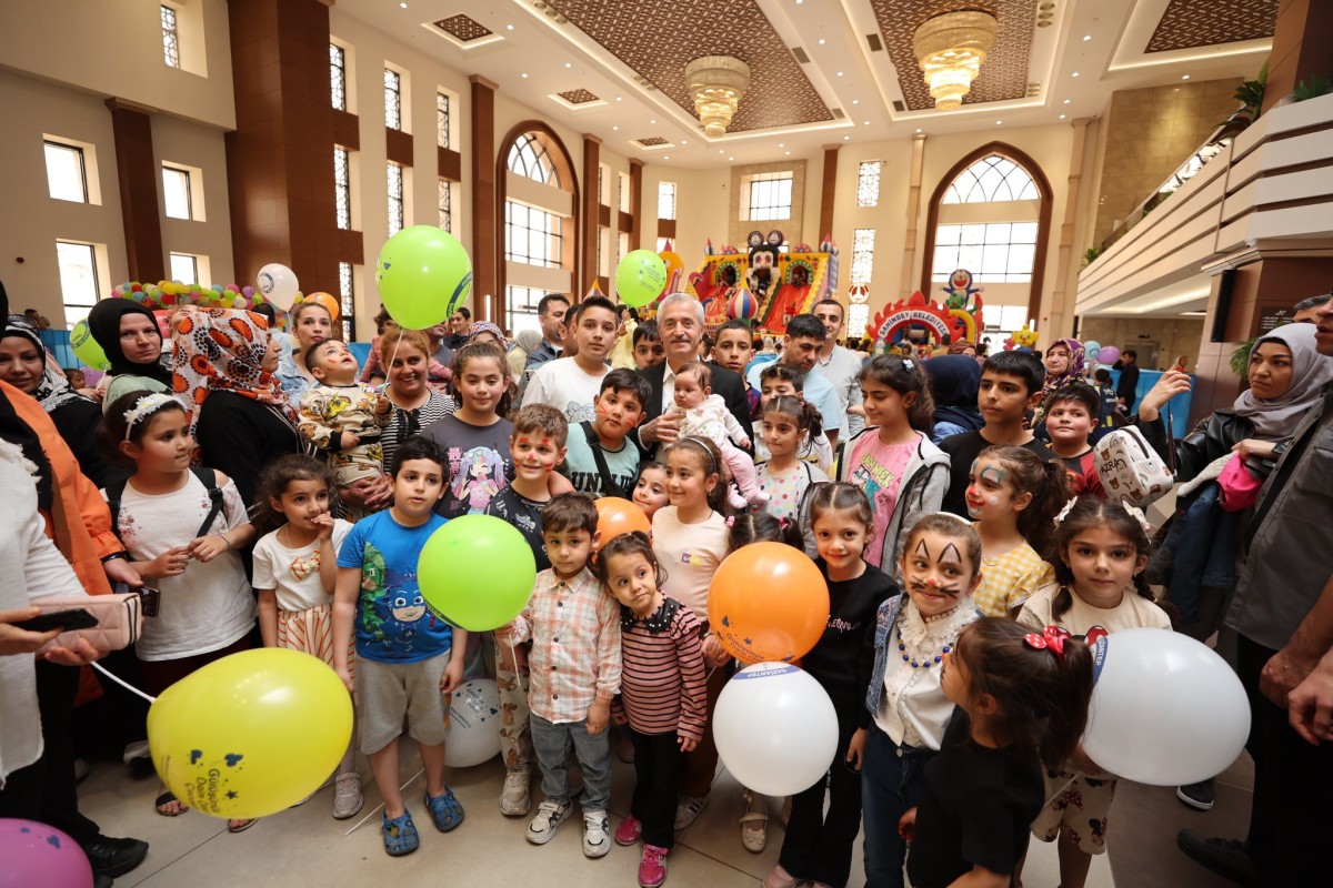 Şahinbey Belediyesi’nin düzenlediği 23 Nisan Çocuk Şenliği başladı