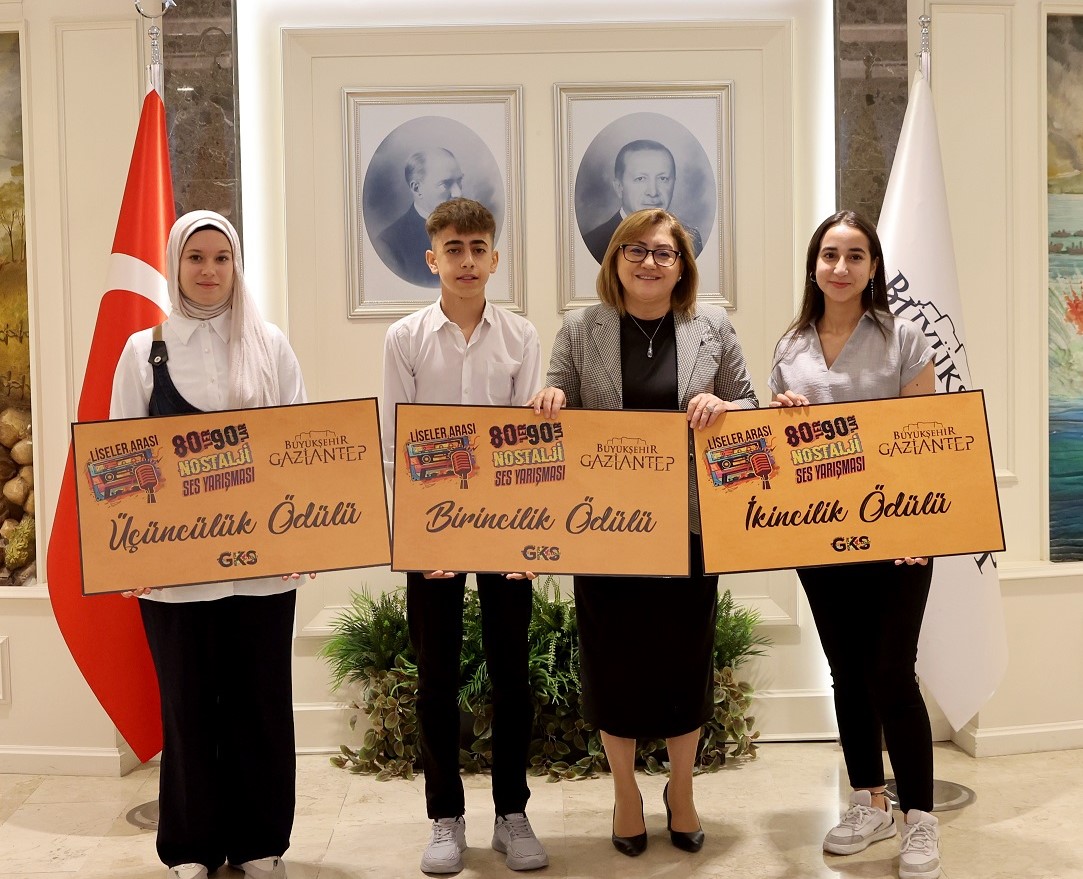 Ses yarışmasının ödülleri Şahin tarafından verildi