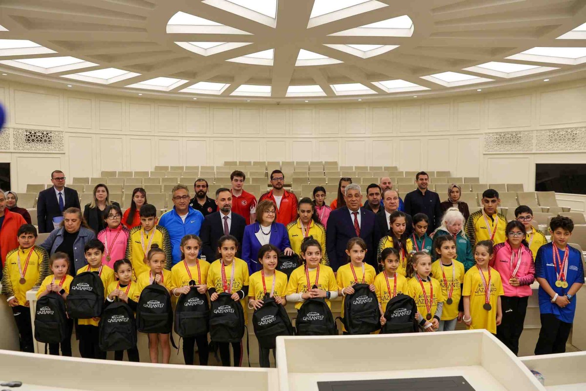 Şahin, şampiyon sporcularla bir araya geldi