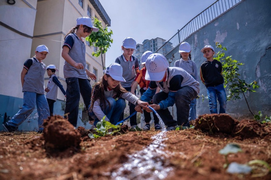 Çocuklar, okul bostanında toprak ve doğayla buluştu